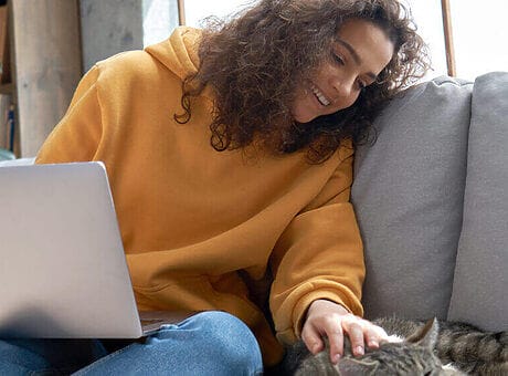 Een kat die plast op de bank? 3x oorzaak én oplossing