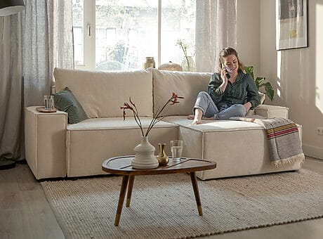 Ecksofa mit Schlaffunktion in modernem Wohnzimmer